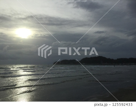 鎌倉＆江ノ島散策2023　美しく沈む夕日と輝く波 125592433