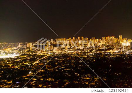 ハワイ　タンタラスの丘からのホノルルの夜景眺望 125592434