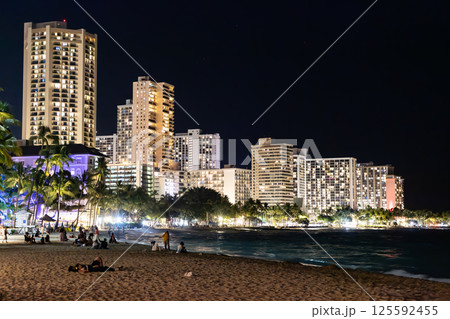 ハワイ　ワイキキビーチの夜景 125592455