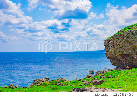 宮古島の有名観光地で南国バカンス・東平安名埼の崖や道から覗く青い海と津波石・津波岩(沖縄県宮古島市) 宮古島の有名観光地で南国バカンス・東平安名埼の崖や道から覗く青い海と津波石・津波岩(沖縄県宮古島市) 125592459
