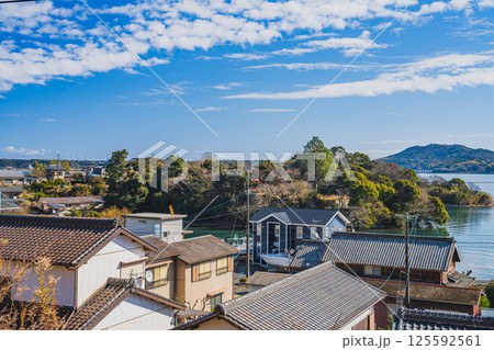 浜松市の天竜浜名湖鉄道寸座駅から見える街並みと浜名湖(静岡県) 125592561