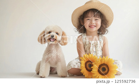 ひまわりと笑顔の女の子とトイプードル 125592736