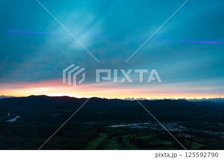夕暮れの町と山々の展望風景 125592790