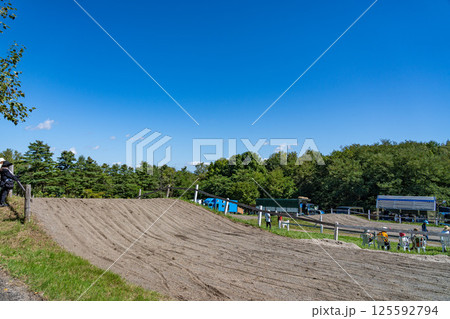 晴天のばんば会場と輓馬たち 125592794