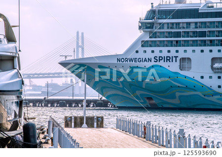 日本の横浜都市景観2隻の豪華客船。ノルウェージャン・スピリットやクイーン・エリザベスなどを望む 125593690