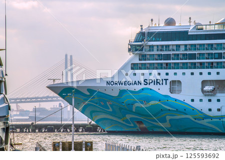 日本の横浜都市景観2隻の豪華客船。ノルウェージャン・スピリットやクイーン・エリザベスなどを望む 125593692