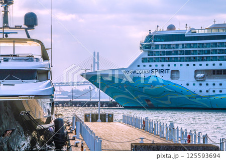 日本の横浜都市景観2隻の豪華客船。ノルウェージャン・スピリットやクイーン・エリザベスなどを望む 125593694