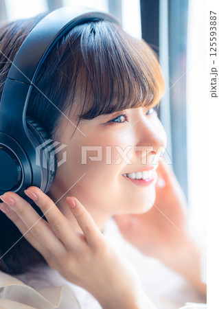 ヘッドホンで音楽を聴く若い女性のアップ ヘッドホンで音楽を聴く若い女性のアップ 125593887