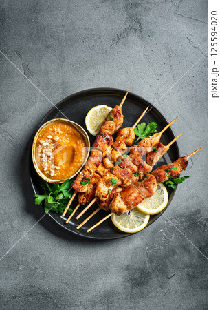 Grilled chicken satay with spicy peanut sauce 125594020