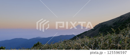 西伊豆スカイラインから見た富士山の朝焼けパノラマ	 125596597