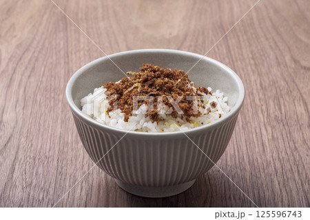 ふりかけをかけたご飯 鰹のふりかけご飯 ご飯の友 ご飯のお供 食文化 イメージ素材 ふりかけをかけたご飯 鰹のふりかけご飯 ご飯の友 ご飯のお供 食文化 イメージ素材 125596743