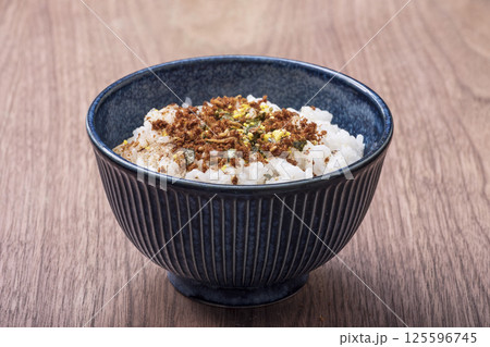 ふりかけをかけたご飯　鰹とたまごのふりかけご飯　ご飯の友　ご飯のお供　食文化　イメージ素材 125596745