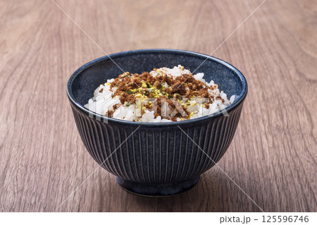 ふりかけをかけたご飯　鰹とたまごのふりかけご飯　ご飯の友　ご飯のお供　食文化　イメージ素材 125596746