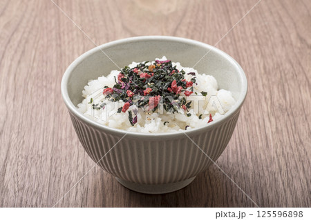 ふりかけをかけたご飯 しそと梅のふりかけご飯 ご飯の友 ご飯のお供 食文化 イメージ素材 ふりかけをかけたご飯 しそと梅のふりかけご飯 ご飯の友 ご飯のお供 食文化 イメージ素材 125596898