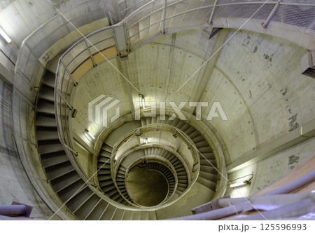白丸ダム内部のコンクリート螺旋階段 ― インダストリアルな幾何学美 125596993