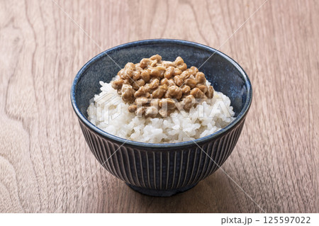 納豆とご飯　発酵食品　健康食品　ご飯の友　ご飯のお供　食文化　イメージ素材 125597022
