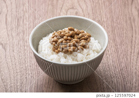 納豆とご飯　発酵食品　健康食品　ご飯の友　ご飯のお供　食文化　イメージ素材 125597024