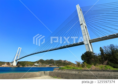 【愛媛県】春の晴天下にある生名橋（ゆめしま海道） 125597374