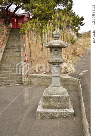 春の北海道函館市で竹駒稲荷大明神境内の風景を撮影 125598118