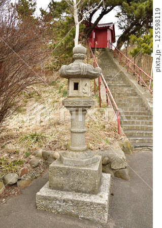 春の北海道函館市で竹駒稲荷大明神境内の風景を撮影 125598119