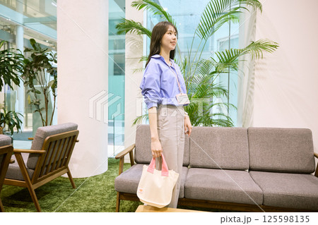 オフィスでお弁当を食べる女性 125598135