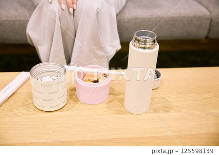 オフィスでお弁当を食べる女性 125598139