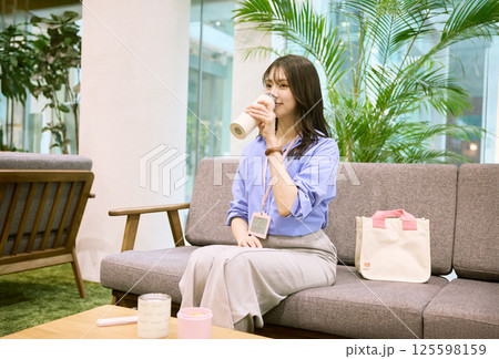 オフィスでお弁当を食べる女性 125598159