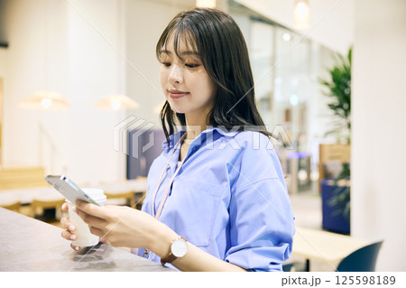 シェアオフィスのパントリーで休憩する女性 125598189