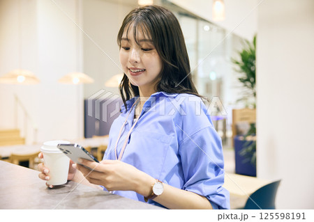 シェアオフィスのパントリーで休憩する女性 シェアオフィスのパントリーで休憩する女性 125598191