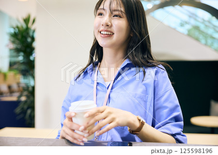 シェアオフィスのパントリーで休憩する女性 125598196