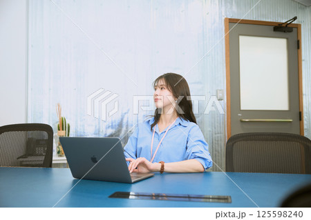 会議室でミーティングをする女性 125598240