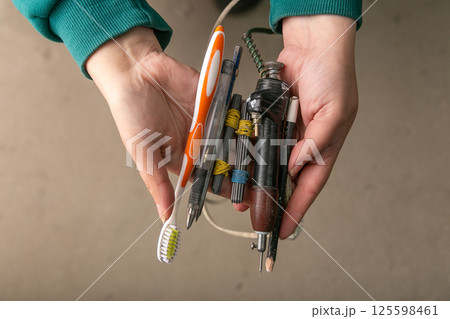 The master holds in his hands tools for artistic hand engraving on stone. 125598461