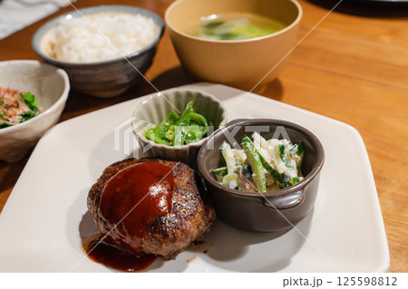 手作りハンバーグの和風家庭定食 手作りハンバーグの和風家庭定食 125598812