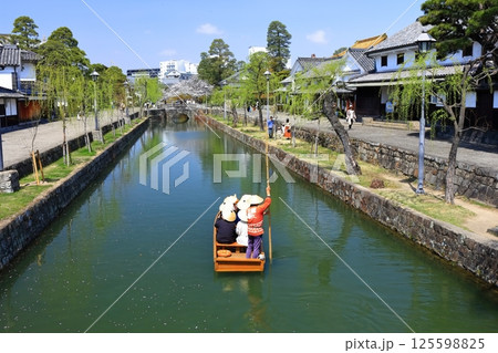 【岡山県】桜咲く春の倉敷美観地区（重要伝統的建造物群保存地区） 125598825