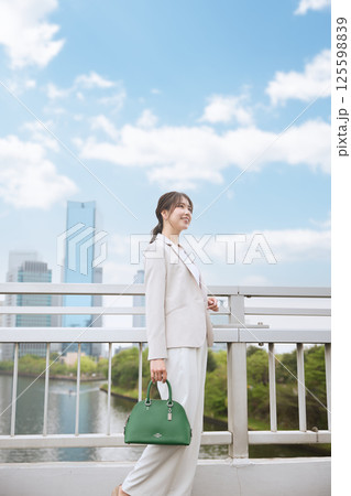 陸橋を歩く女性 125598839