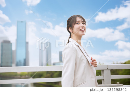陸橋を歩く女性 陸橋を歩く女性 125598842