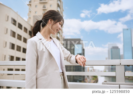 陸橋を歩く女性 陸橋を歩く女性 125598850