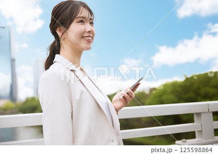 陸橋を歩く女性 125598864