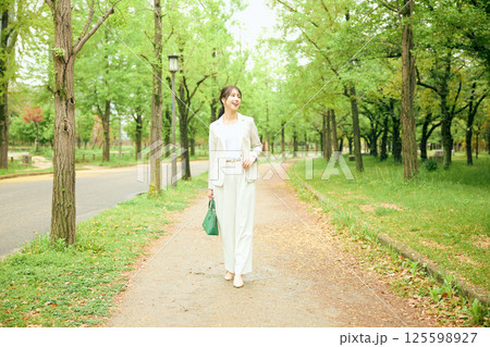 公園を歩く女性 125598927