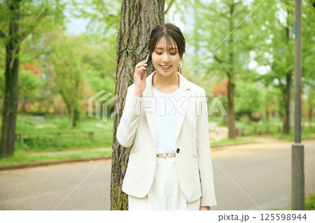 公園を歩く女性 125598944