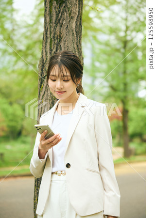 公園を歩く女性 公園を歩く女性 125598950