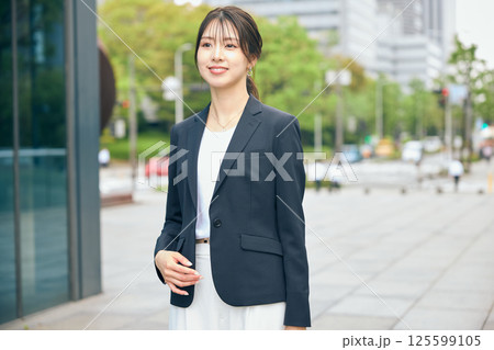 オフィス街を歩く女性 125599105
