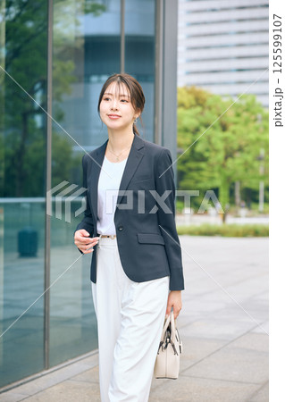 オフィス街を歩く女性 オフィス街を歩く女性 125599107