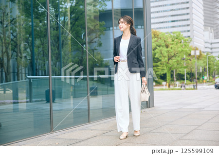 オフィス街を歩く女性 125599109