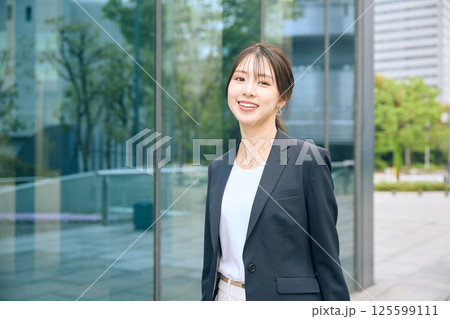 オフィス街を歩く女性 オフィス街を歩く女性 125599111