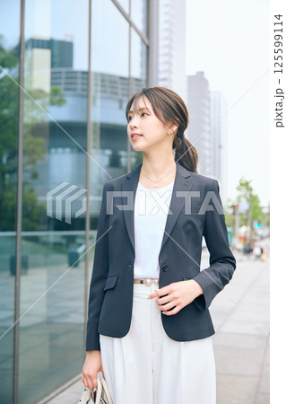 オフィス街を歩く女性 オフィス街を歩く女性 125599114