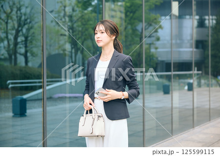 オフィス街を歩く女性 オフィス街を歩く女性 125599115