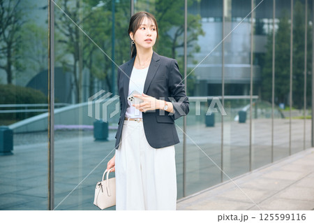 オフィス街を歩く女性 オフィス街を歩く女性 125599116