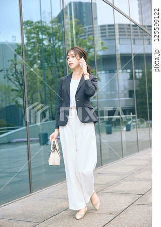 オフィス街を歩く女性 125599122
