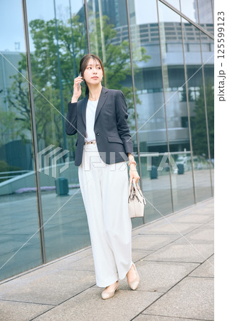オフィス街を歩く女性 125599123
